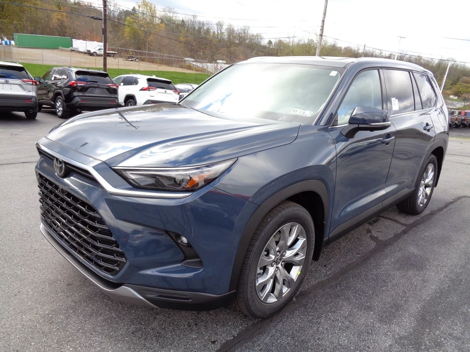 2026 Toyota Highlander - Image 8 of 21