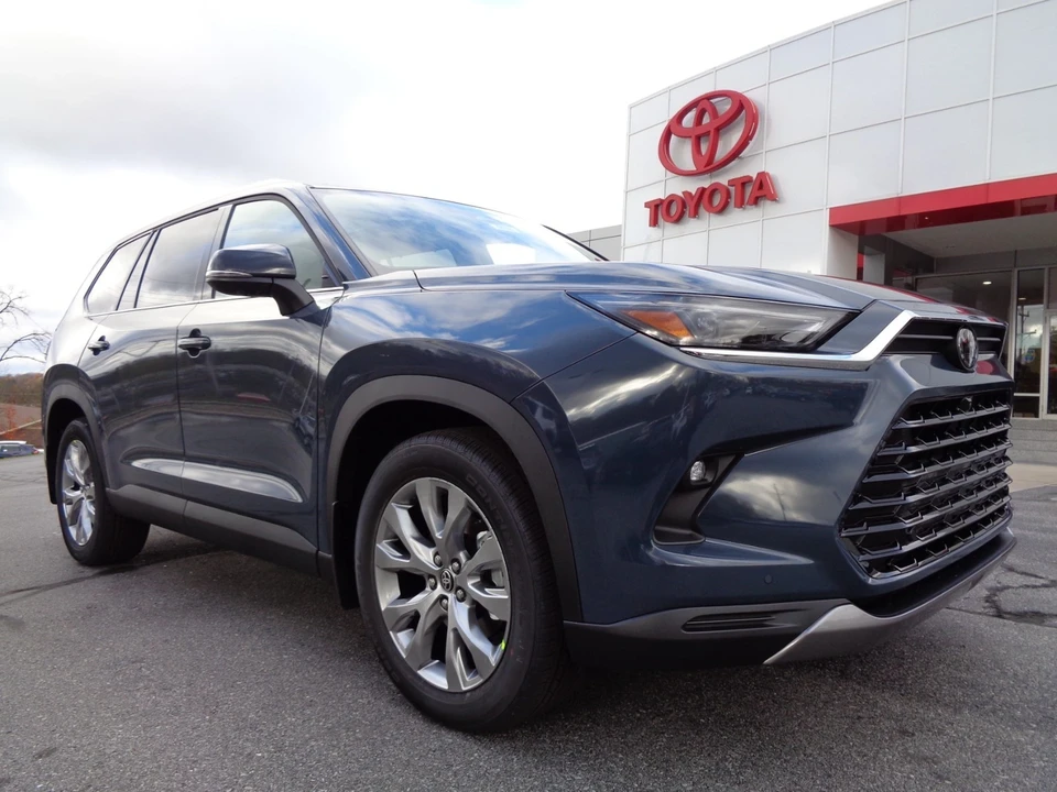 2026 Toyota Highlander - Image 2 of 21