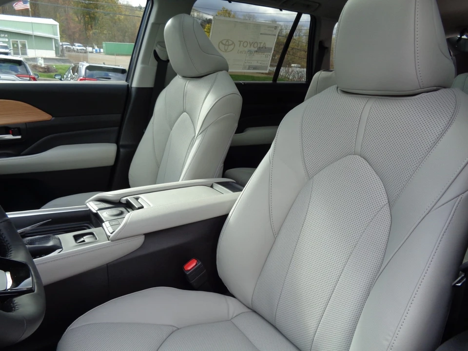 2026 Toyota Highlander - Image 15 of 21