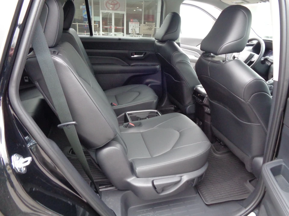 2026 Toyota Highlander - Image 16 of 21
