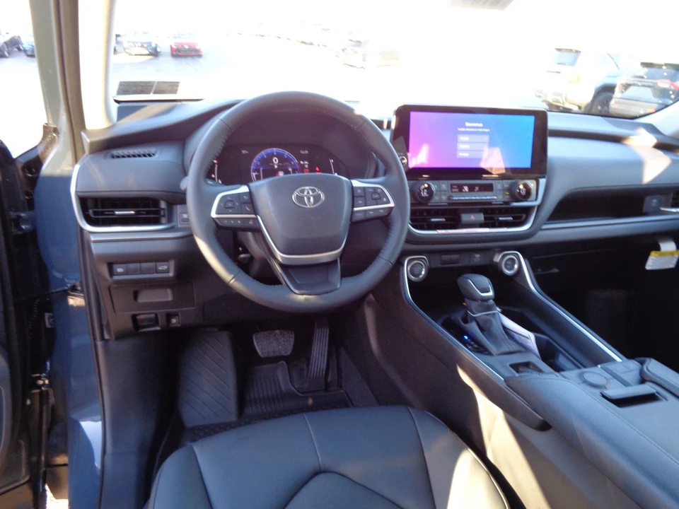 2026 Toyota Highlander - Image 15 of 21