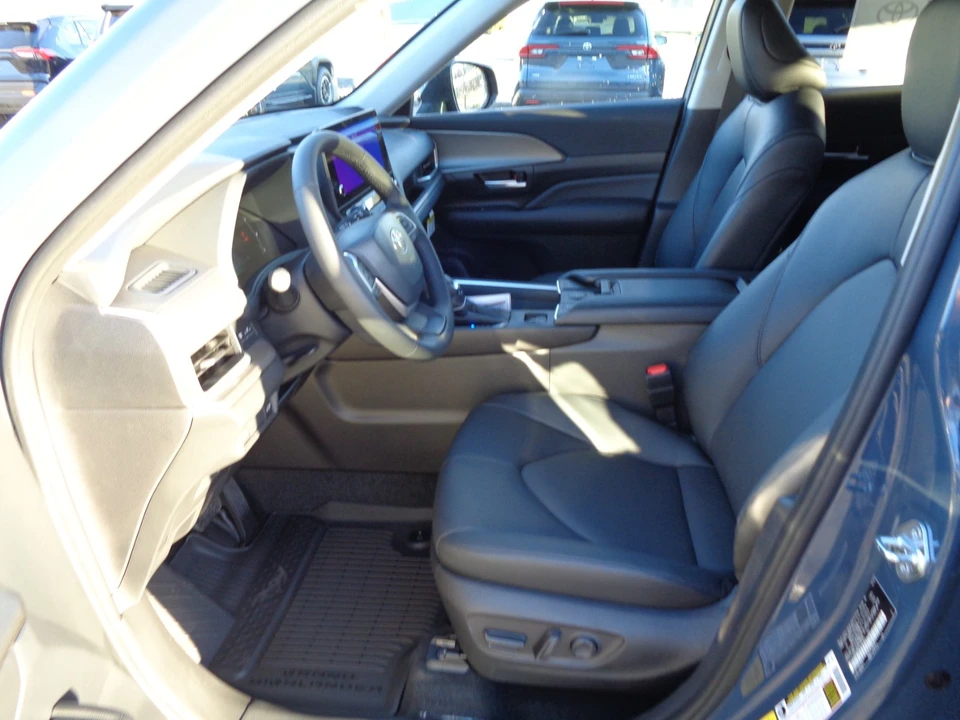 2026 Toyota Highlander - Image 11 of 21
