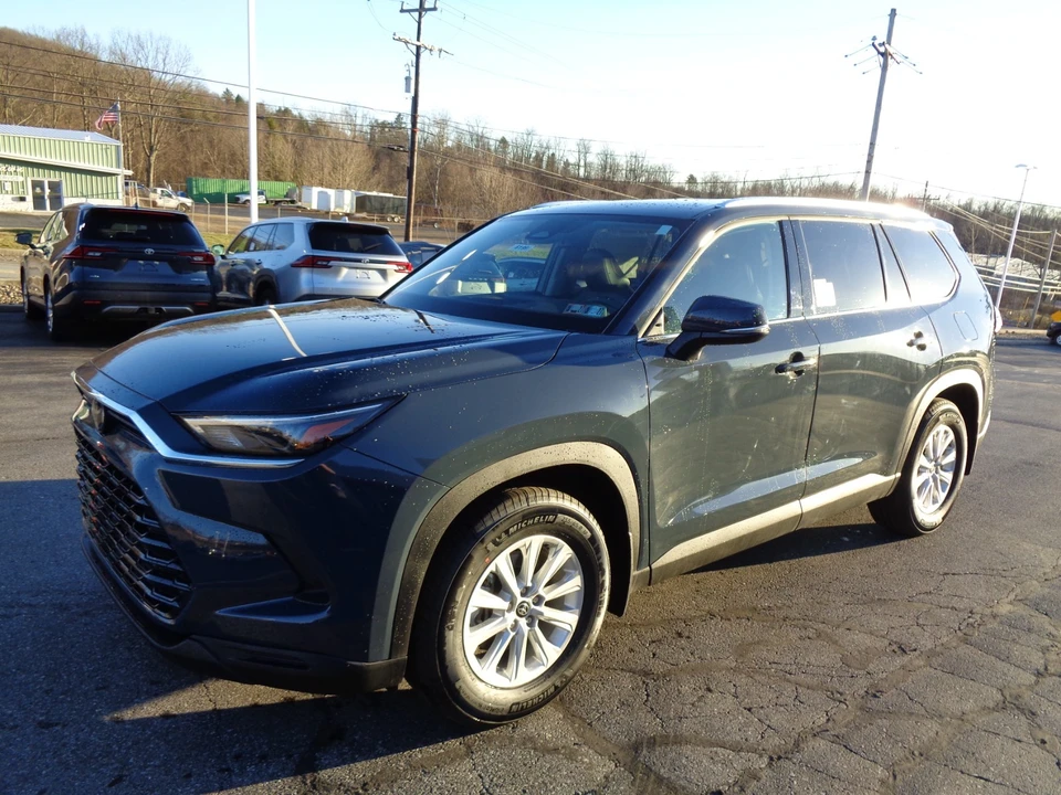 2026 Toyota Highlander - Image 8 of 21