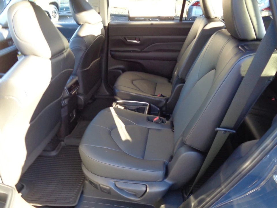 2026 Toyota Highlander - Image 14 of 21