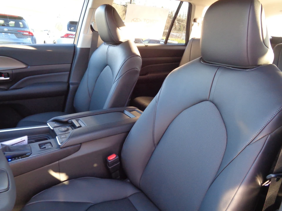 2026 Toyota Highlander - Image 13 of 21