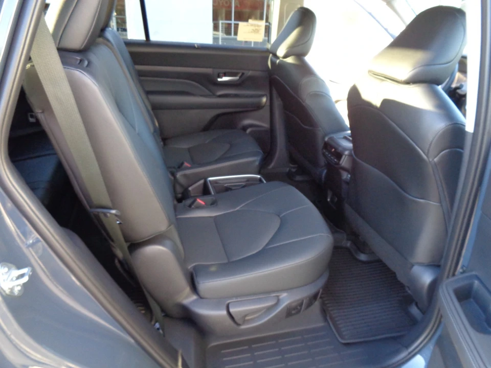 2026 Toyota Highlander - Image 17 of 21