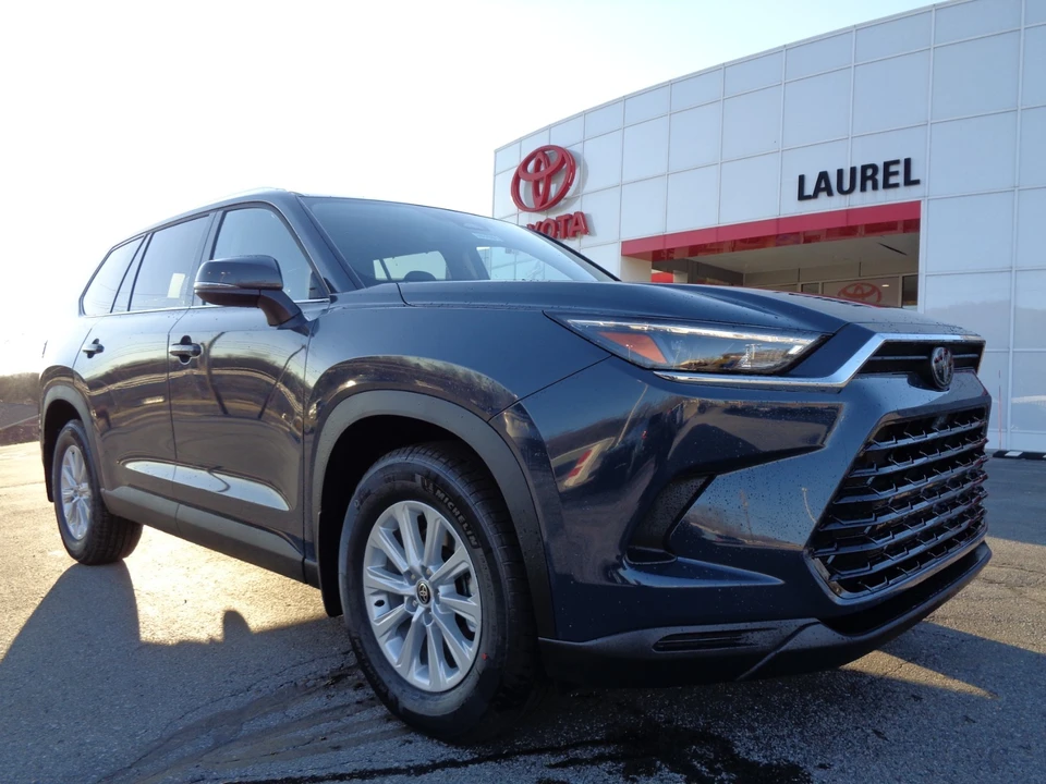 2026 Toyota Highlander - Image 2 of 21