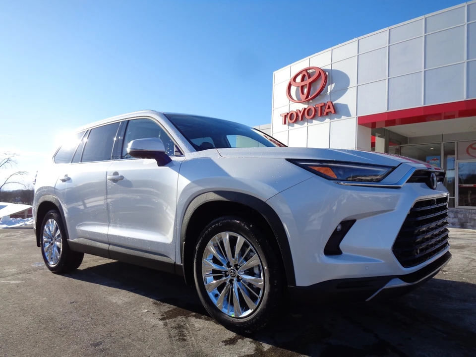 2026 Toyota Highlander - Image 2 of 21