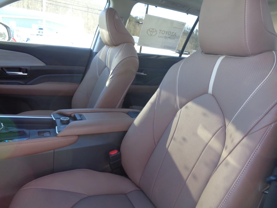 2026 Toyota Highlander - Image 14 of 21