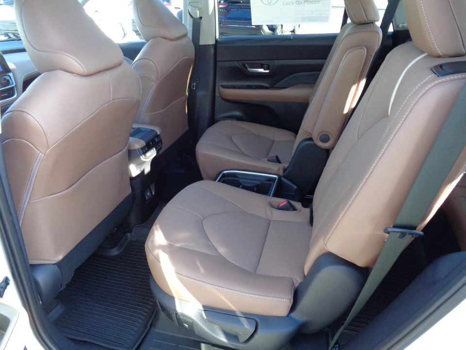 2026 Toyota Highlander - Image 16 of 21
