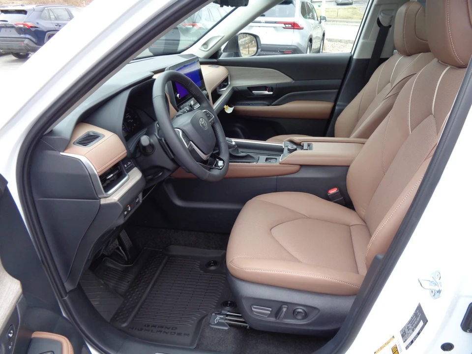 2026 Toyota Highlander - Image 12 of 21