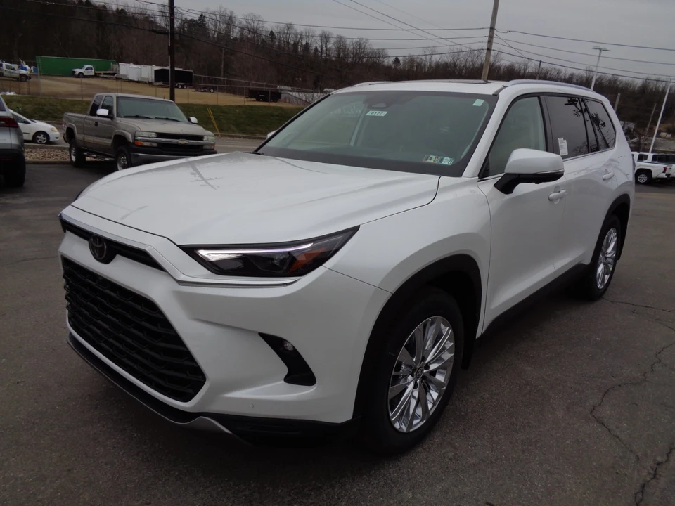2026 Toyota Highlander - Image 8 of 21