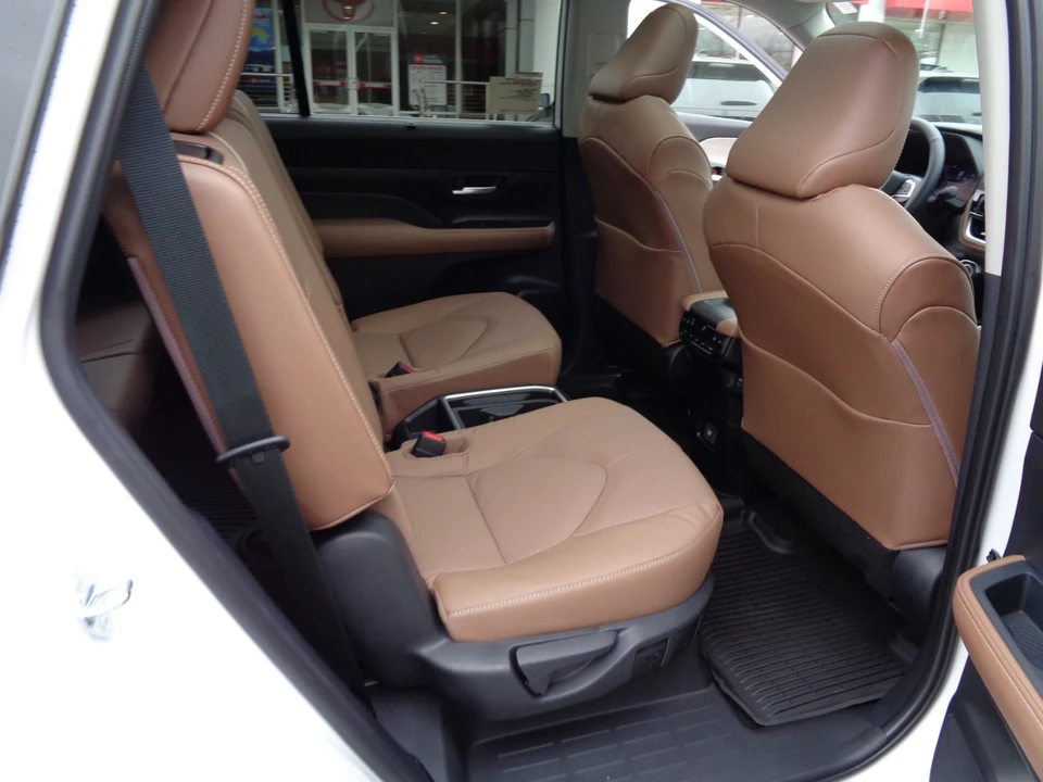 2026 Toyota Highlander - Image 19 of 21