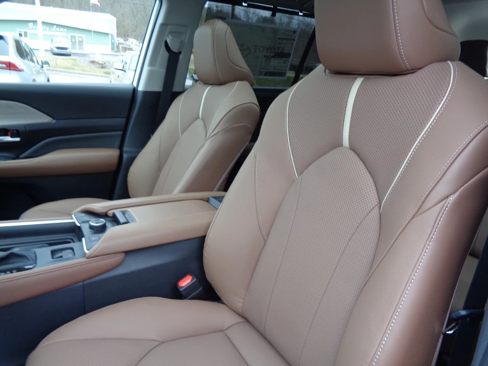 2026 Toyota Highlander - Image 14 of 21