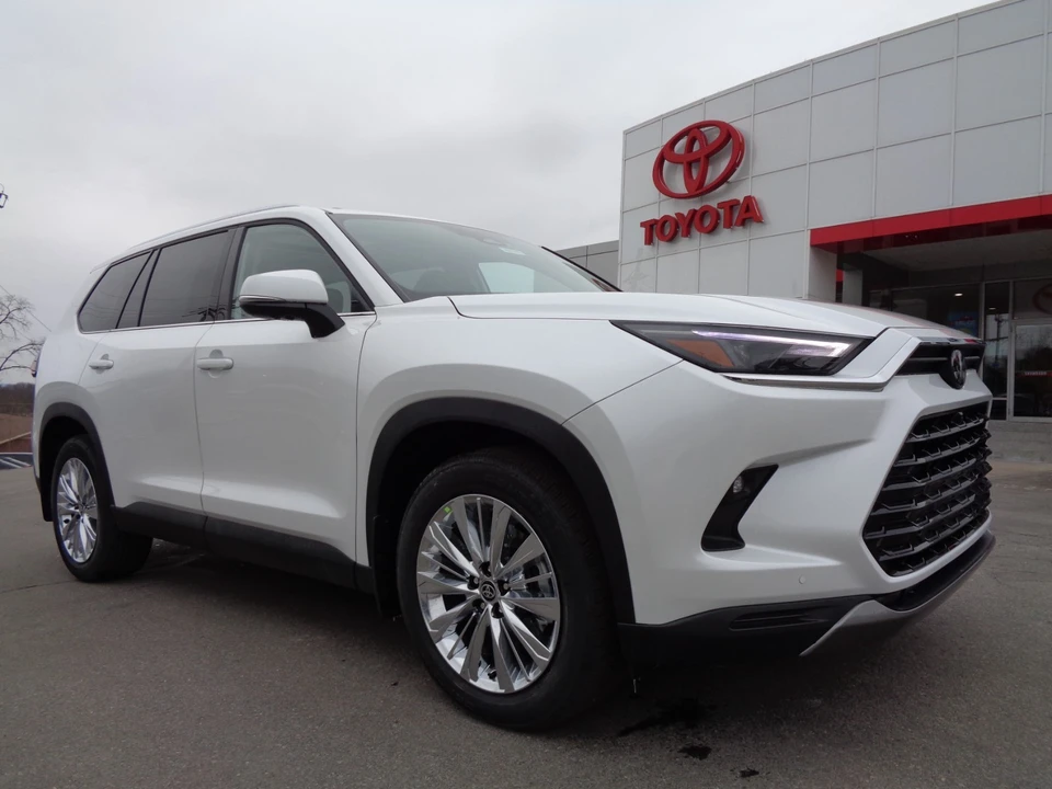 2026 Toyota Highlander - Image 2 of 21