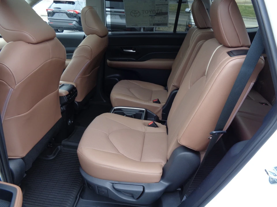 2026 Toyota Highlander - Image 16 of 21