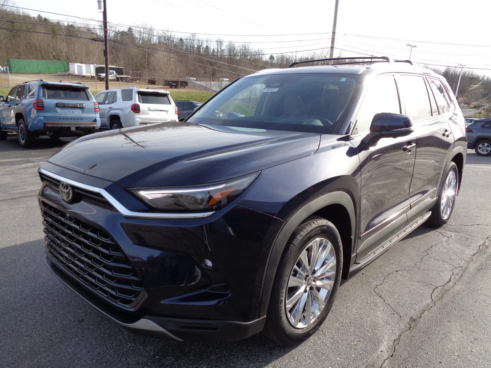 2026 Toyota Highlander - Image 8 of 21