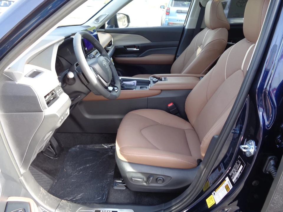 2026 Toyota Highlander - Image 13 of 21