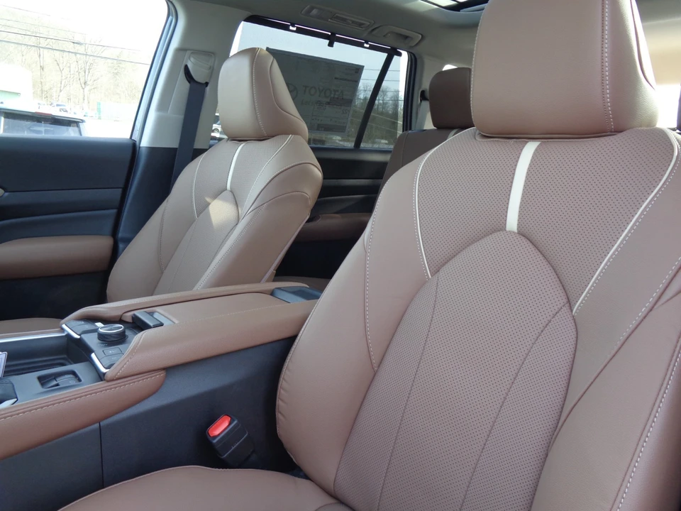 2026 Toyota Highlander - Image 17 of 21
