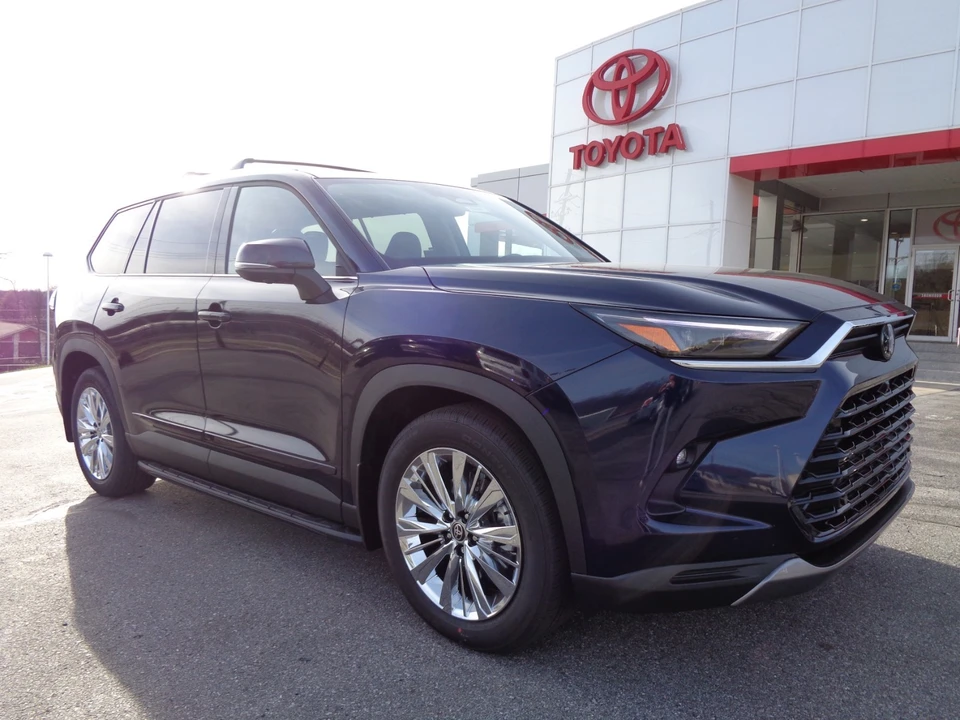 2026 Toyota Highlander - Image 2 of 21
