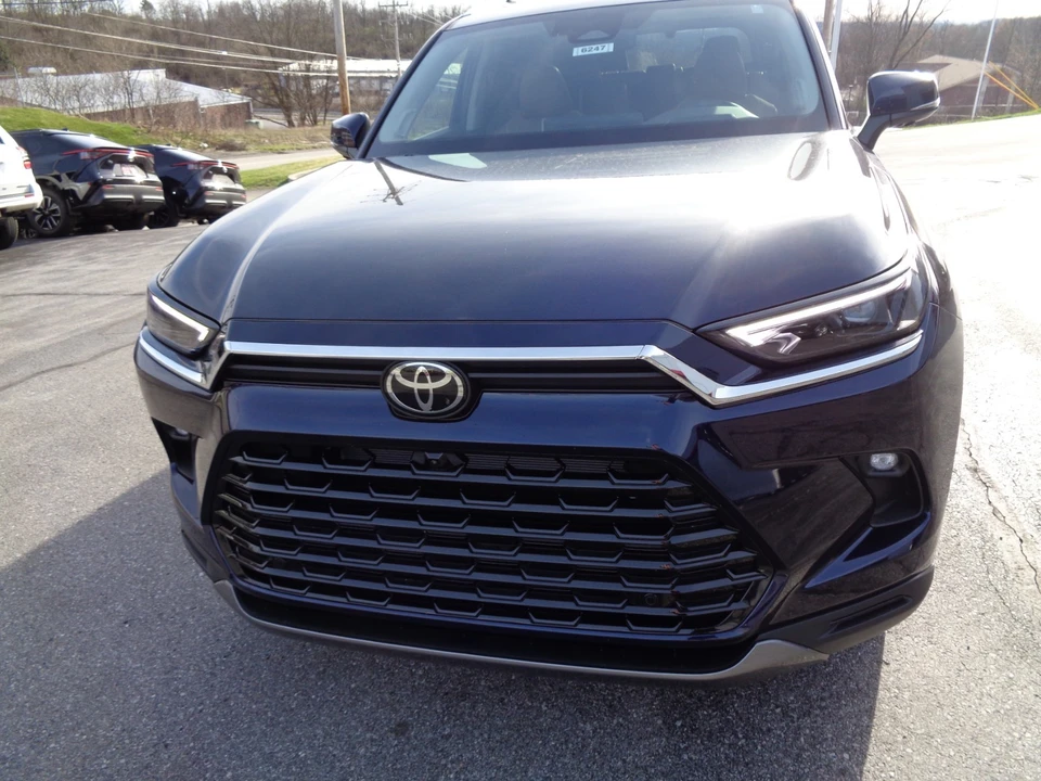2026 Toyota Highlander - Image 9 of 21