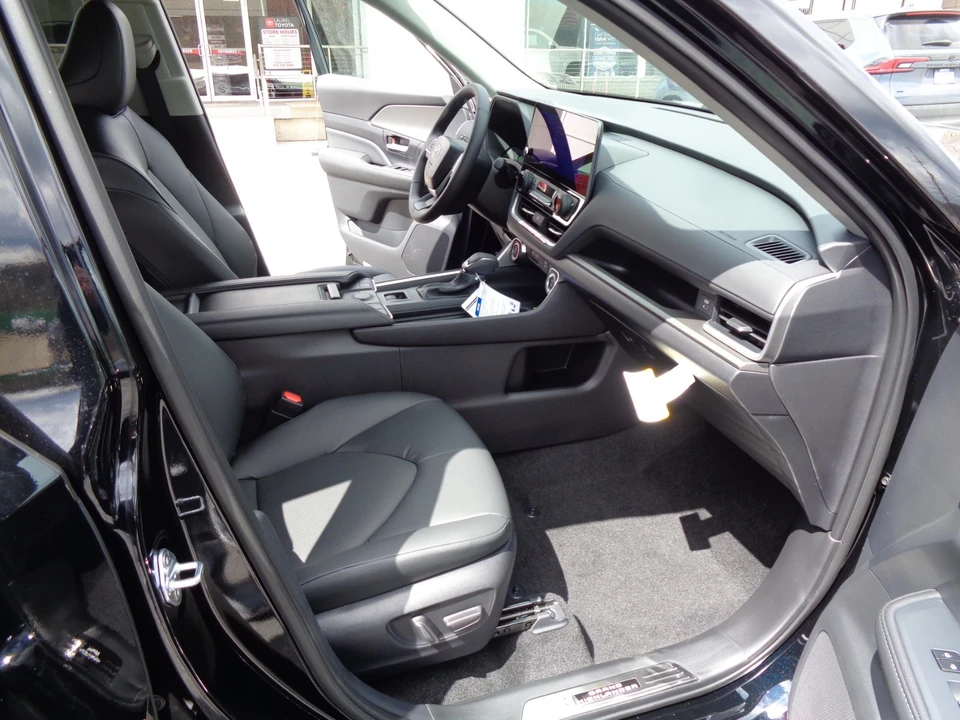 2026 Toyota Highlander - Image 18 of 21