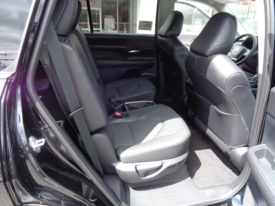 2026 Toyota Highlander - Image 17 of 21