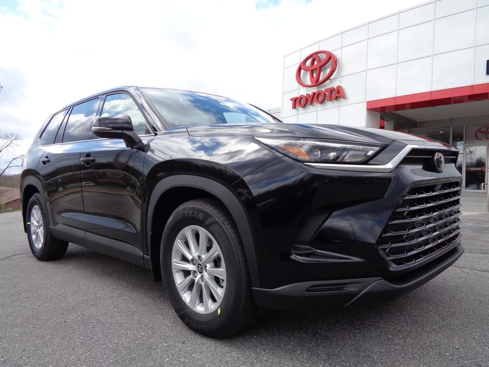 2026 Toyota Highlander - Image 2 of 21