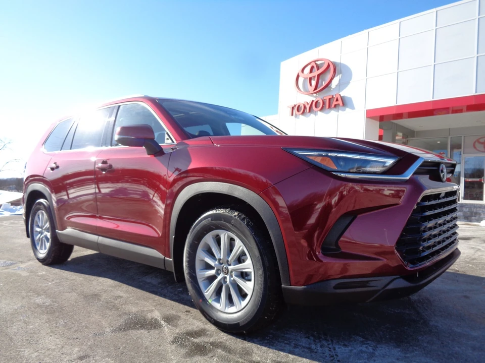 2026 Toyota Highlander - Image 2 of 21