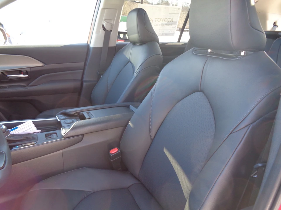 2026 Toyota Highlander - Image 14 of 21