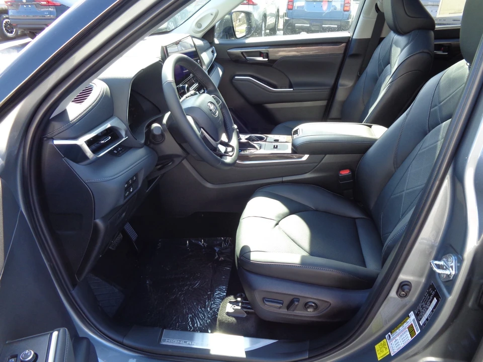 2026 Toyota Highlander - Image 12 of 21