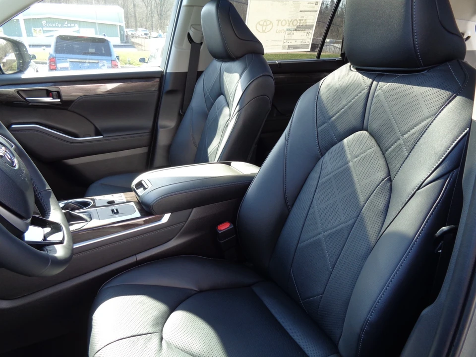 2026 Toyota Highlander - Image 15 of 21