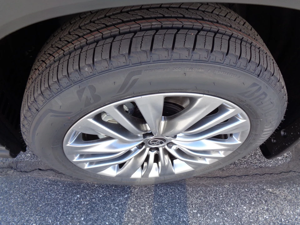 2026 Toyota Highlander - Image 10 of 21
