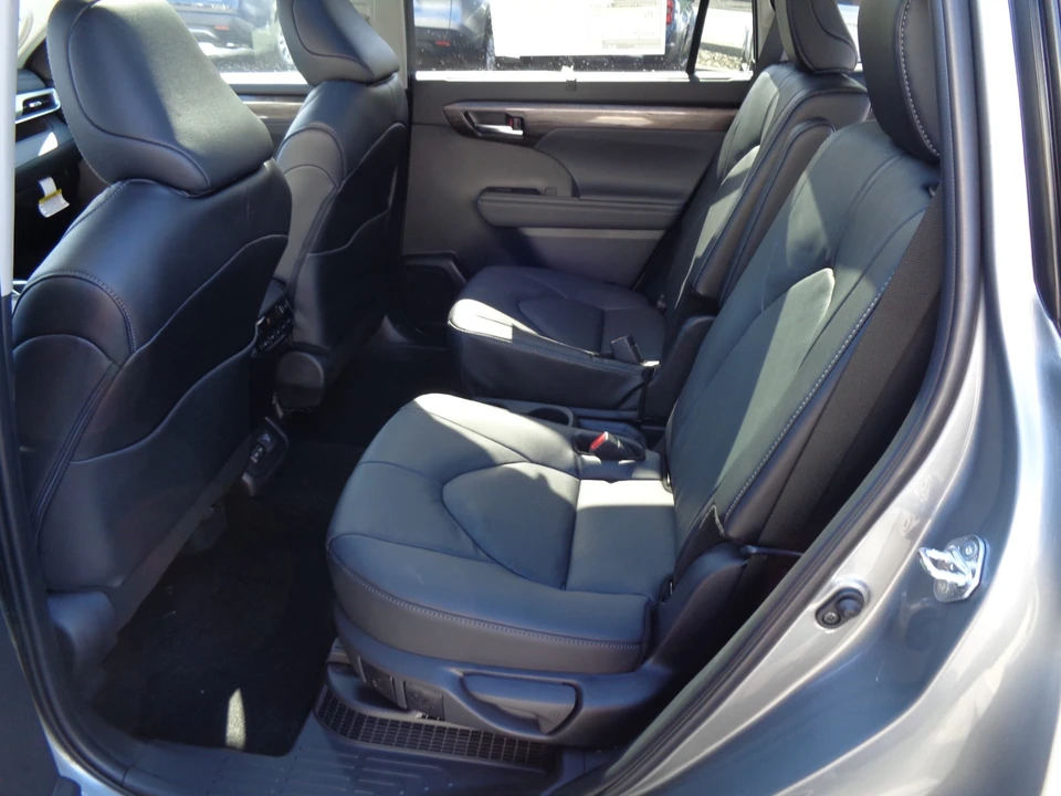 2026 Toyota Highlander - Image 17 of 21