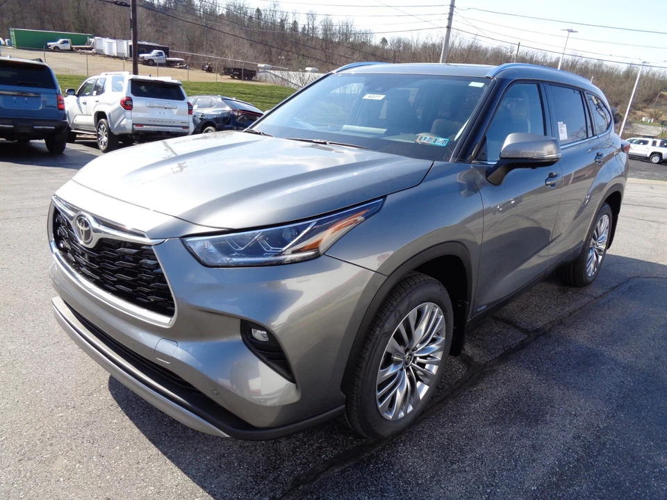 2026 Toyota Highlander - Image 8 of 21