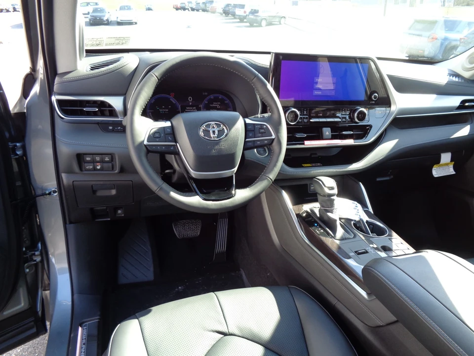 2026 Toyota Highlander - Image 18 of 21