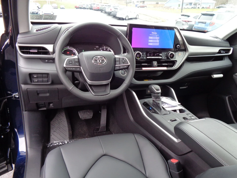 2026 Toyota Highlander - Image 17 of 21
