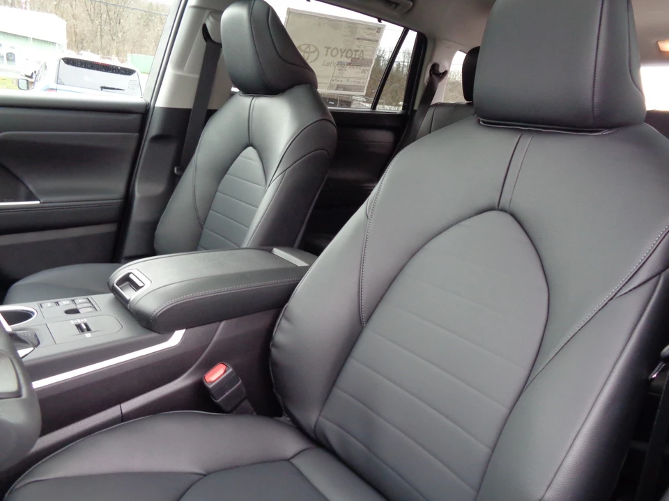 2026 Toyota Highlander - Image 14 of 21