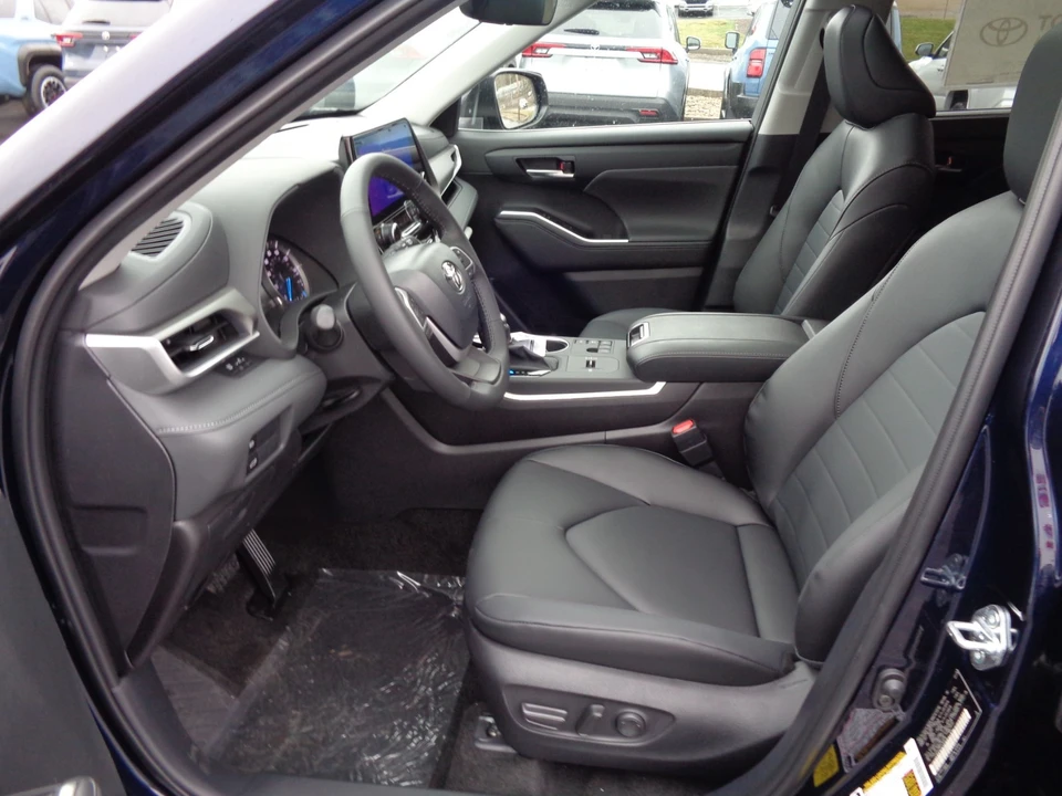 2026 Toyota Highlander - Image 12 of 21