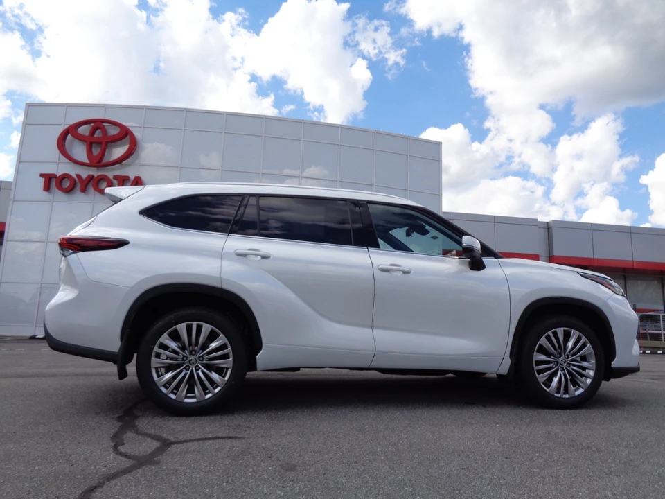 2026 Toyota Highlander - Image 3 of 21