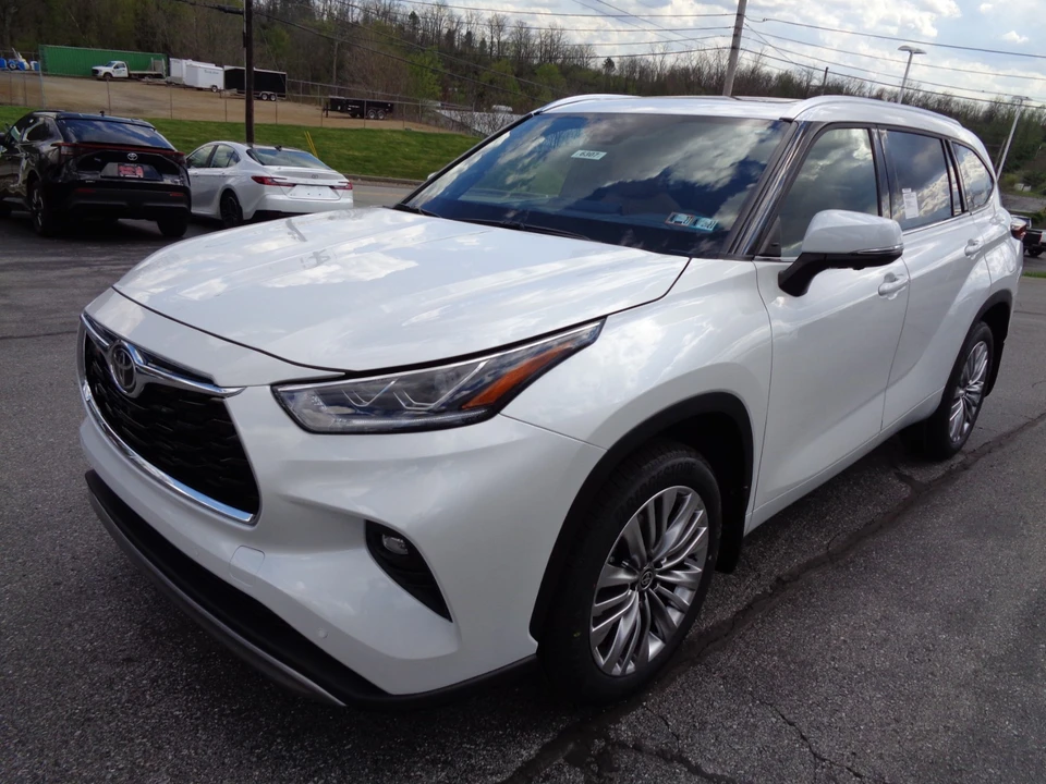 2026 Toyota Highlander - Image 8 of 21