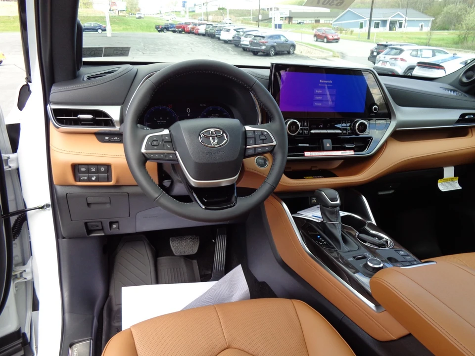 2026 Toyota Highlander - Image 18 of 21