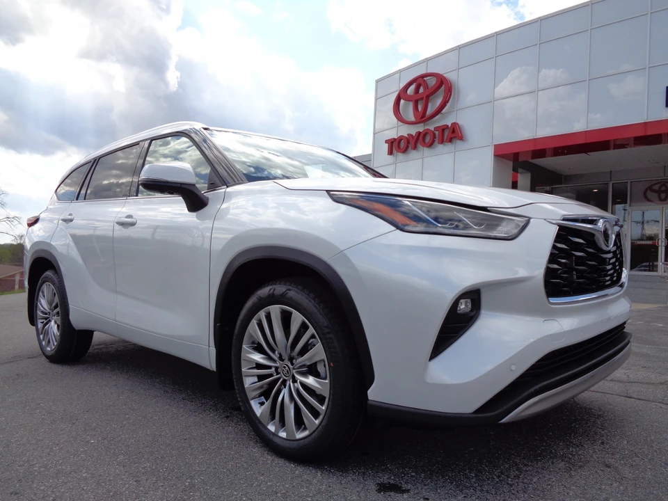 2026 Toyota Highlander - Image 2 of 21
