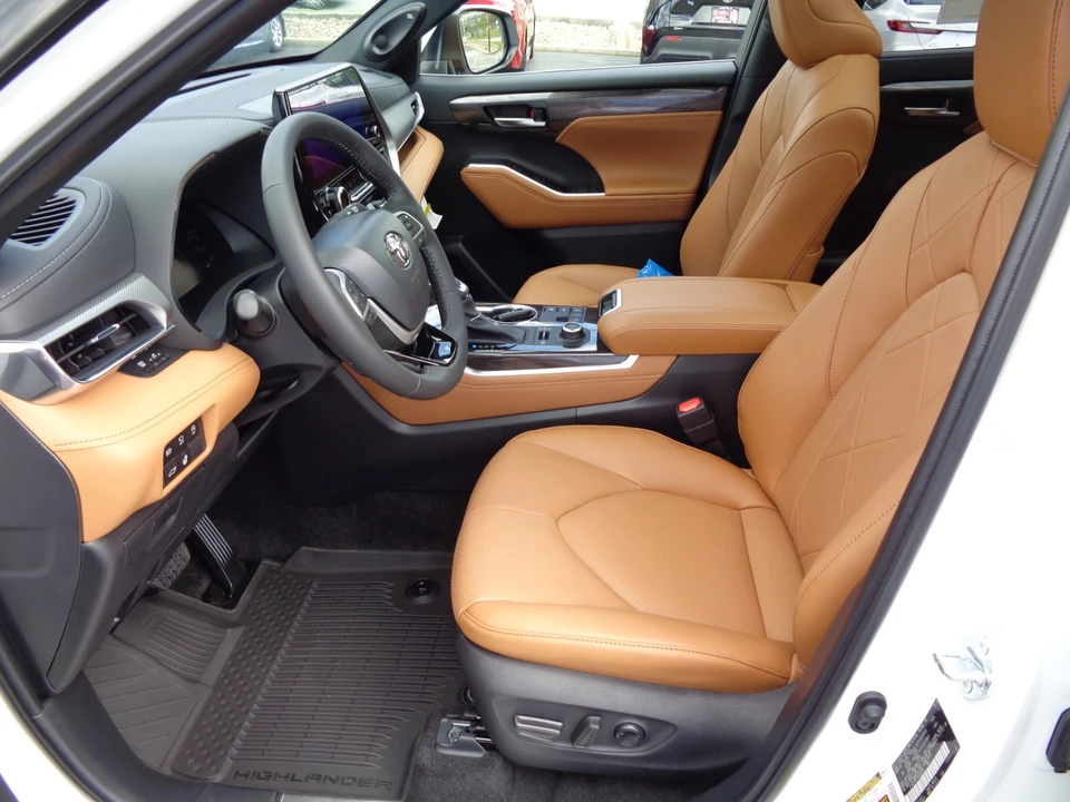 2026 Toyota Highlander - Image 12 of 21
