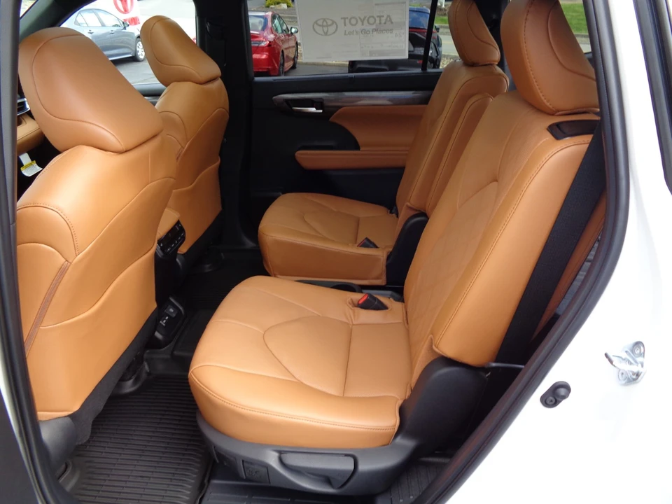 2026 Toyota Highlander - Image 17 of 21