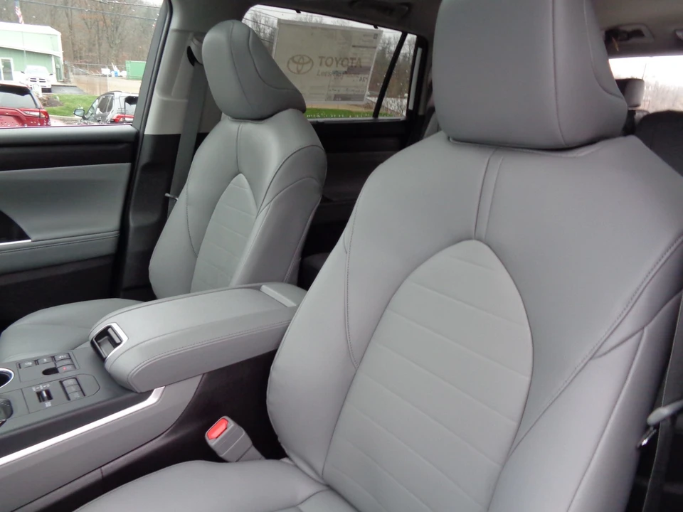 2026 Toyota Highlander - Image 13 of 21