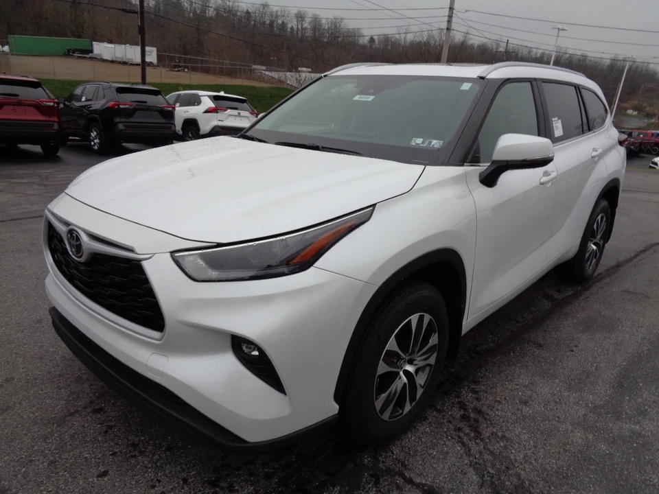 2026 Toyota Highlander - Image 8 of 21