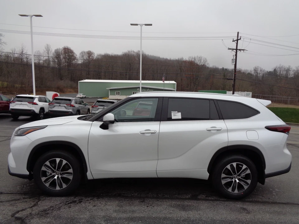 2026 Toyota Highlander - Image 7 of 21