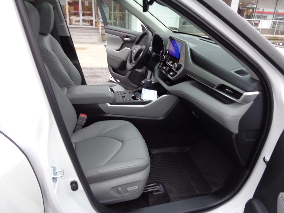 2026 Toyota Highlander - Image 20 of 21