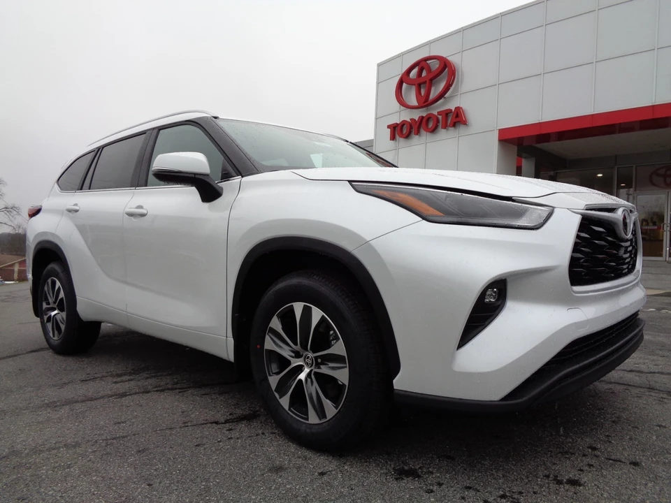 2026 Toyota Highlander - Image 2 of 21